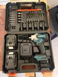 aparafusadora/furadeira de impacto sem fio da marca Makita