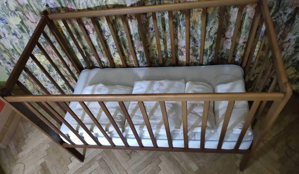 Ліжечко дитяче дерев'яне.
