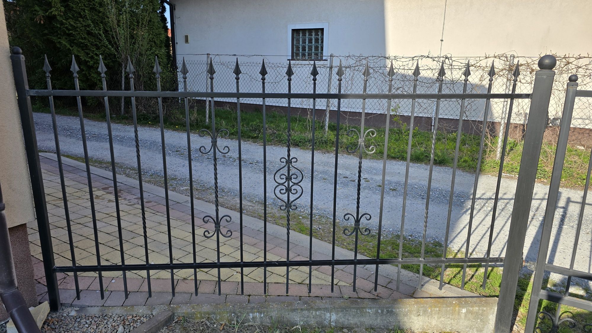 Ogrodzenie z brama, furtką i przęsłami