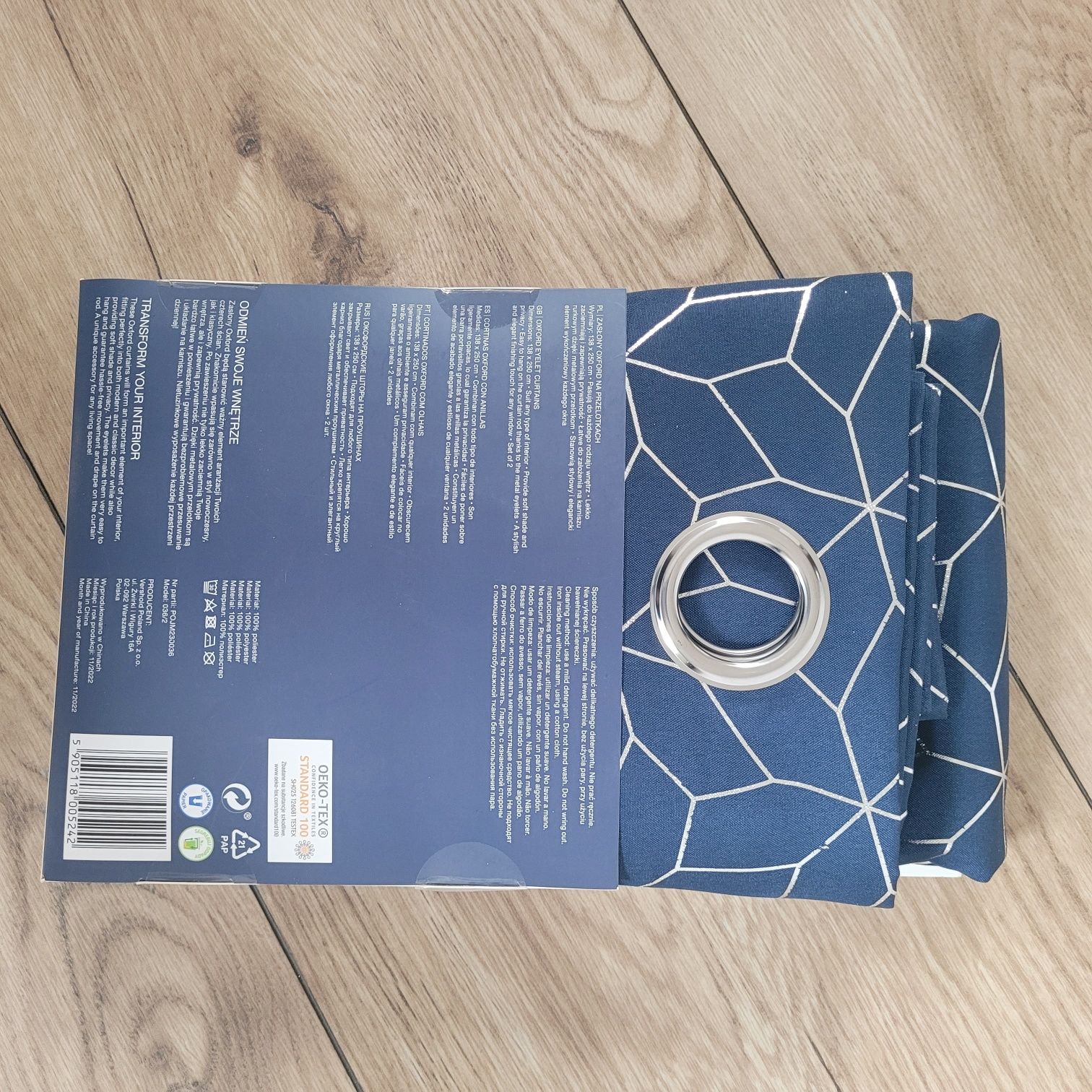 Granatowe zaslony na przelotkach że srebrnymi elementami 138x250