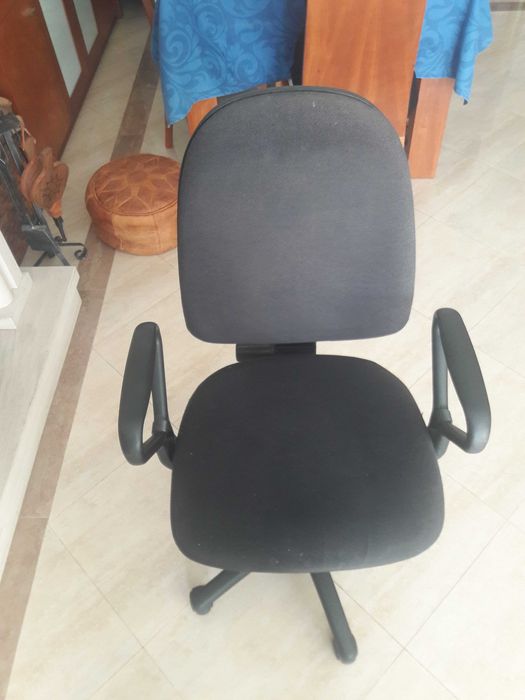 2 Cadeiras de Escritório Giratórias, cor preta.