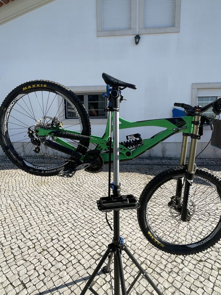 Bicicleta downhill YT tues