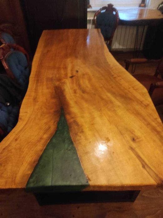 stół jesionowy z żywicy epoksydowej