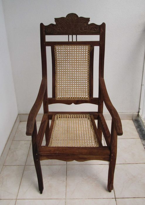 Antigo Cadeirão c/ Costas e Assento em Palhinha NECESSITA ACABAMENTO