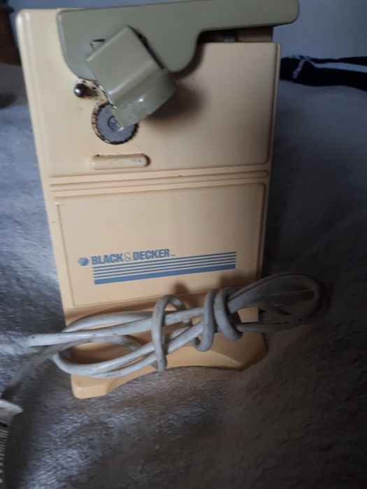 Afiador de facas e tesouras e abre latas Black e Decker