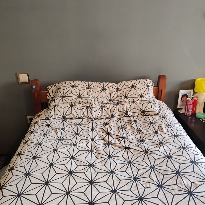 Cama de solteiro em madeira
