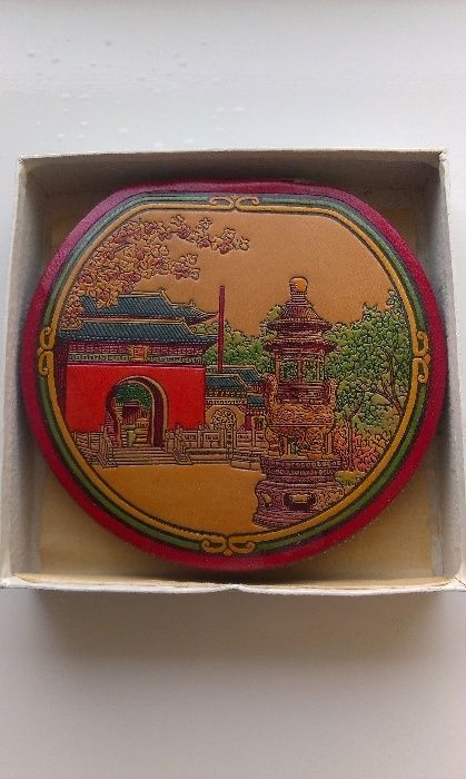 Продам  старинную китайскую женскую пудреницу