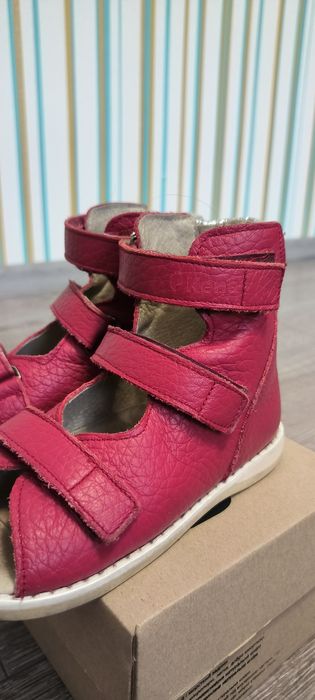 Продам шкіряні ортопедичні босоніжки