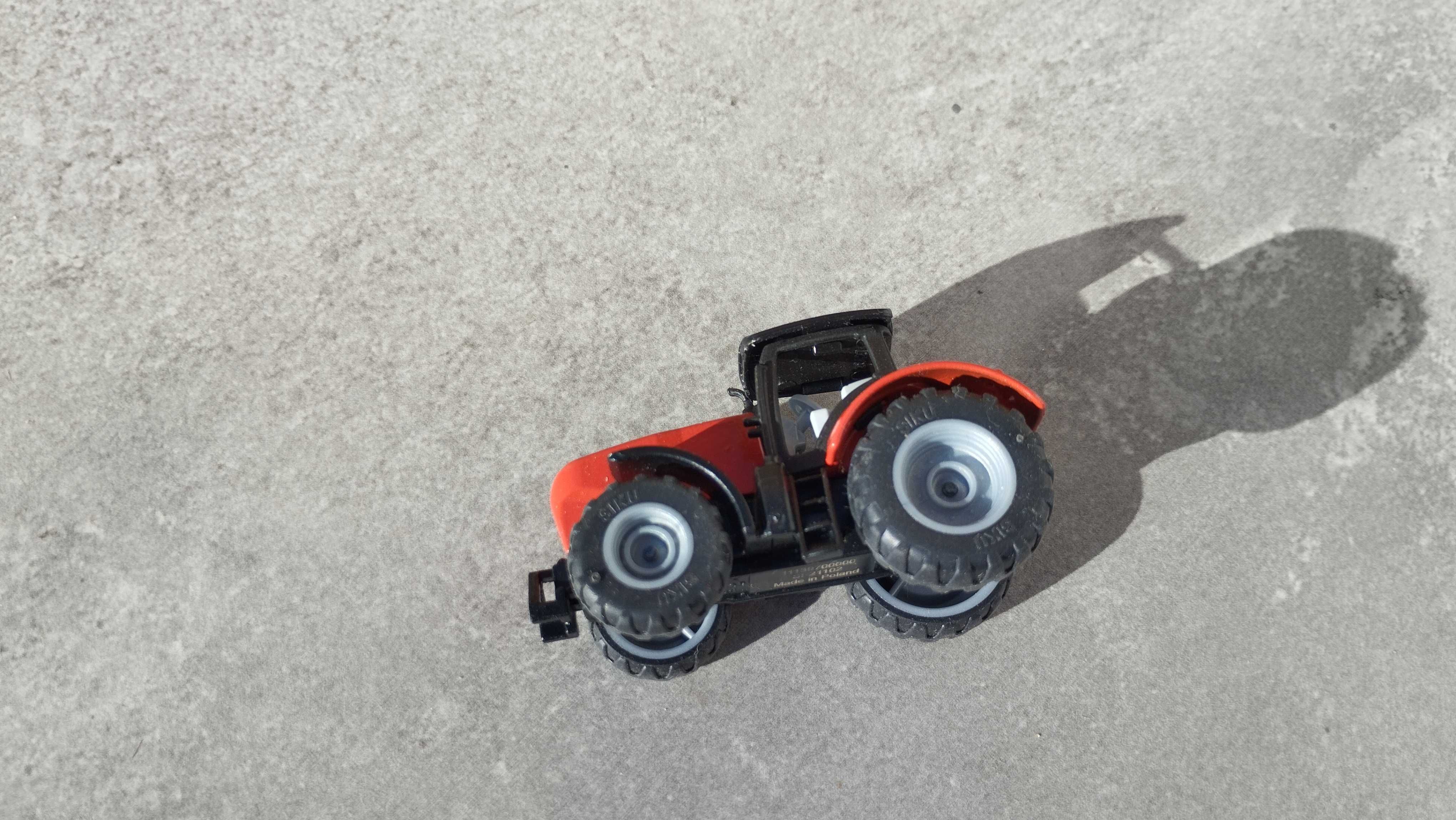 Siku (1105?) czerwony traktor Mauly