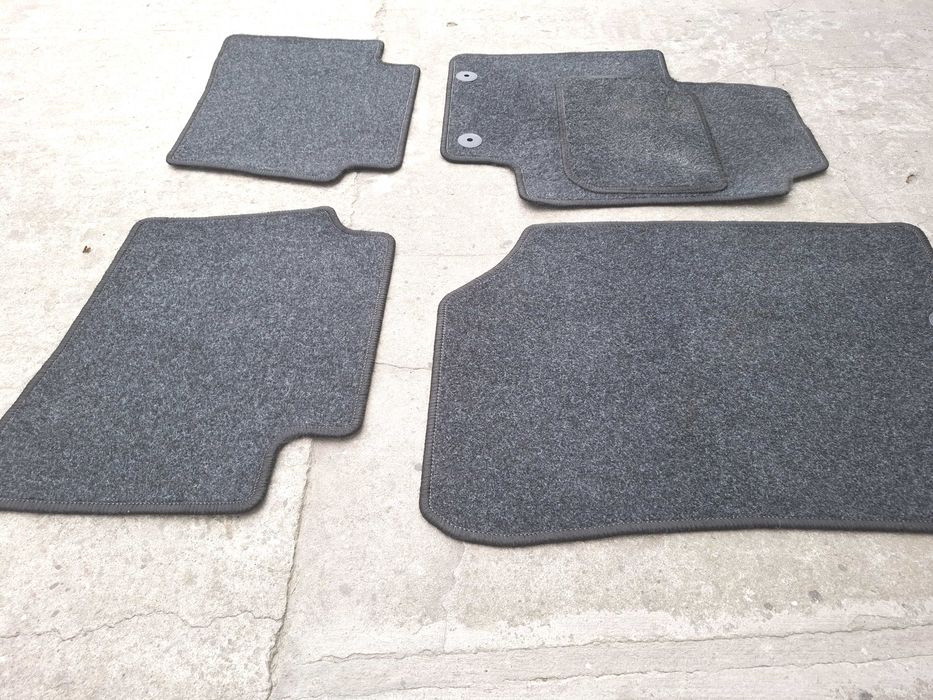 Czarne dywaniki welurowe. Hyundai i20 2010r.
