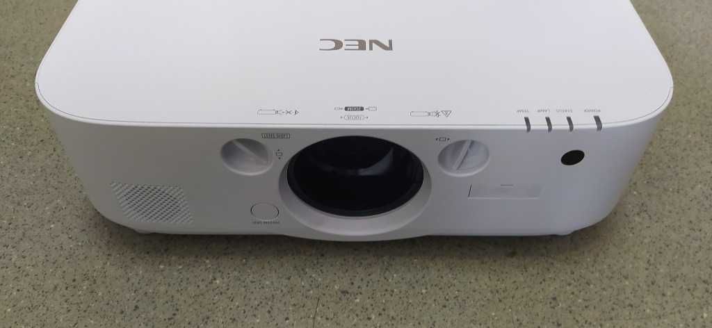 Projektor NEC PA722X + Obiektyw NP30ZL