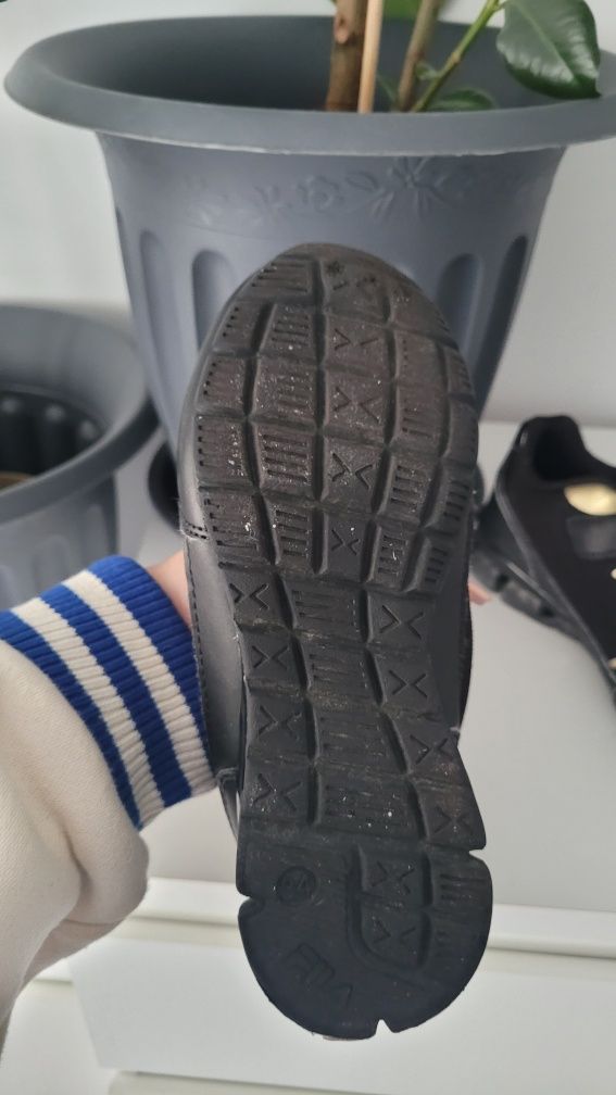 Buty sportowe  chłopięcy   w bardzo dobrym stanie . Rozmiar 34