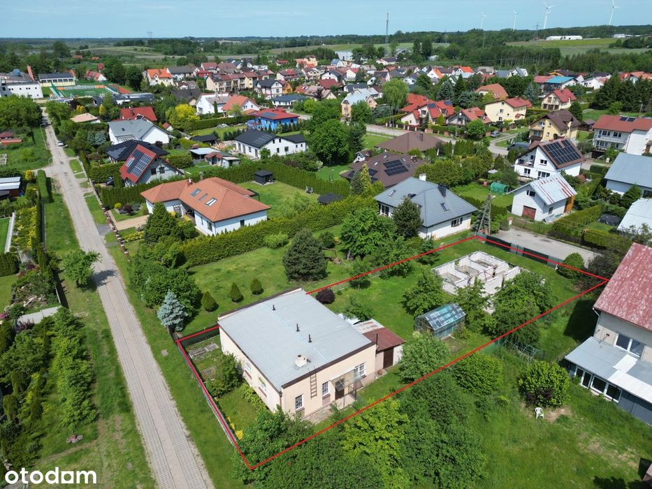 Dom wolnostojący parterowy, dwa wjazdy, duża działka.