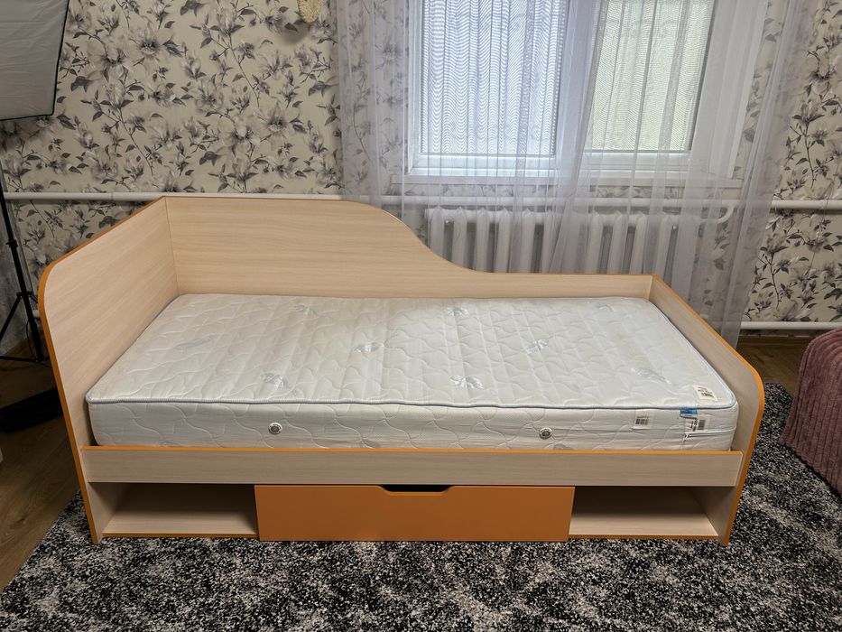 Ліжко з матрацом