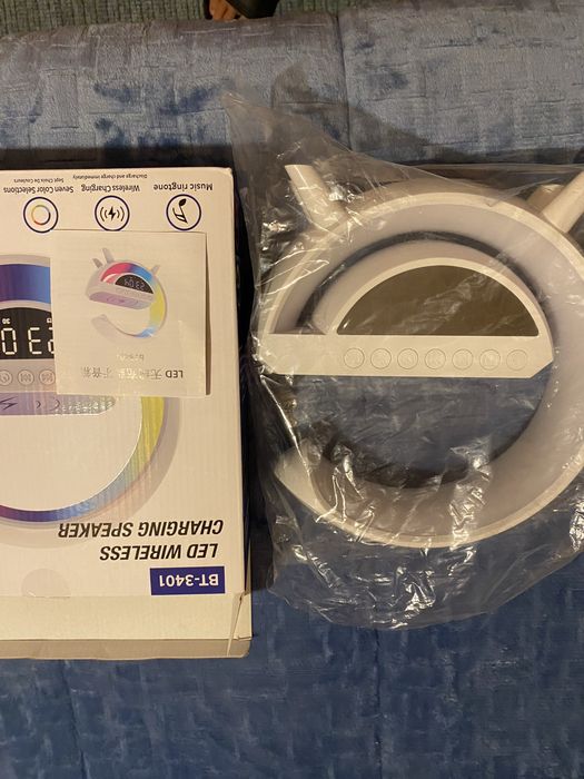 Coluna com relogio,despertador,radio e leds