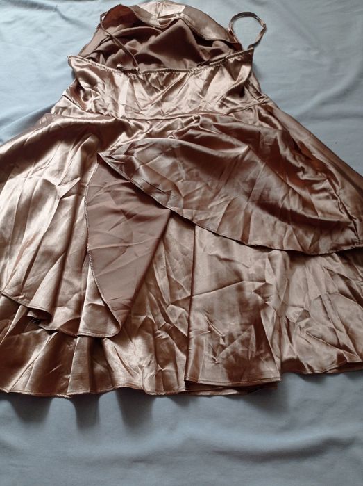 Жіноча сукня золотого кольору святкова