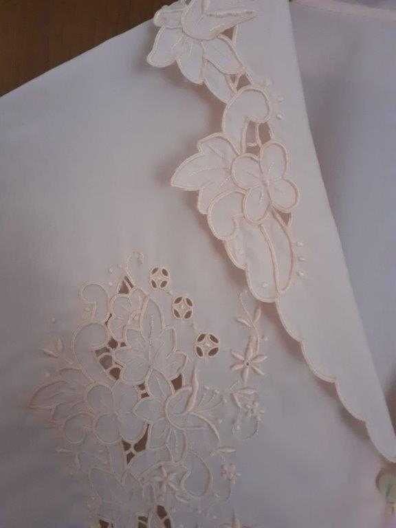 BLUSA , da MADEIRA, bordada à mão, impecável.