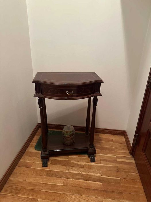 Mesa pequena impecável