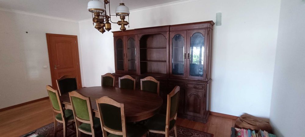 Moveis de sala de jantar - mesa, 8 cadeiras e cristaleira