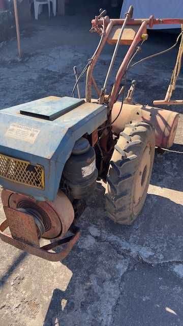 Motocultivador com acessórios