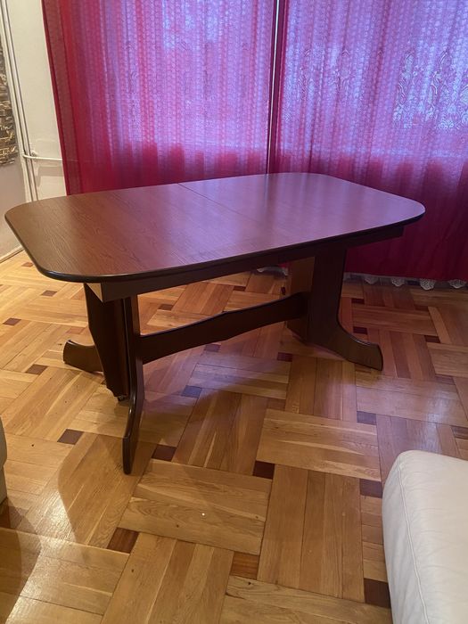 Solidny stół do jadalni