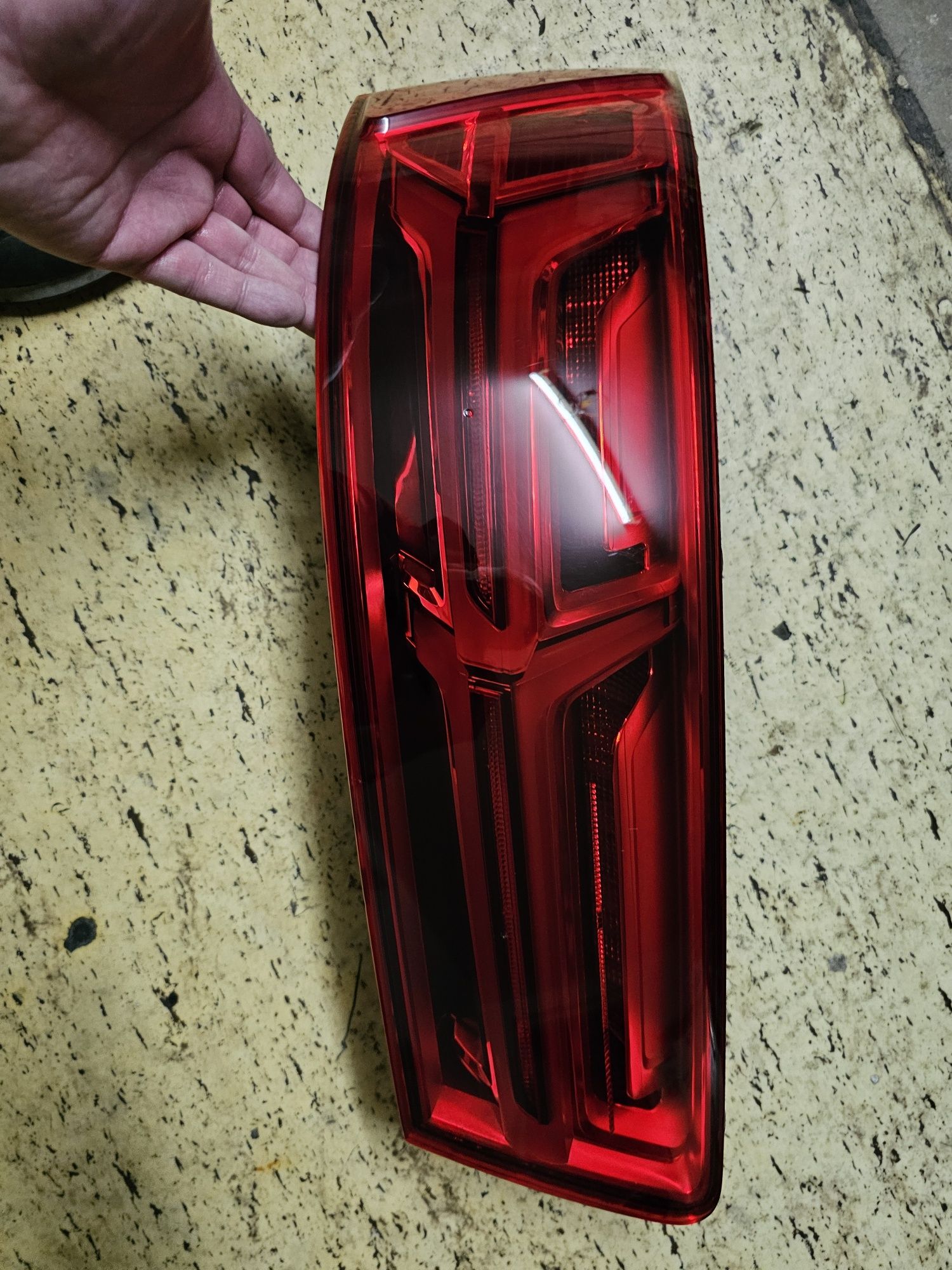 Lampa prawy tył Audi Q7 4M