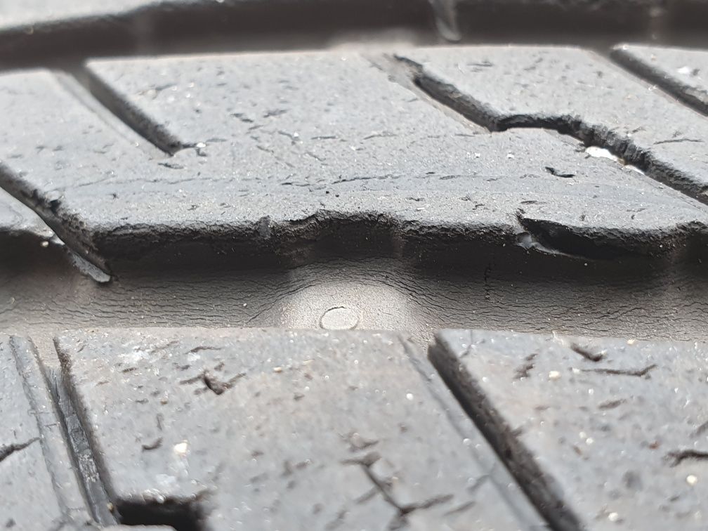 Vendo 2 pneus usados, ainda bons para andar atrás ou á frente, ou 1