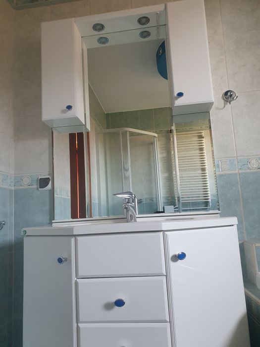 Szafka z umywalką i lustrem wiszącym