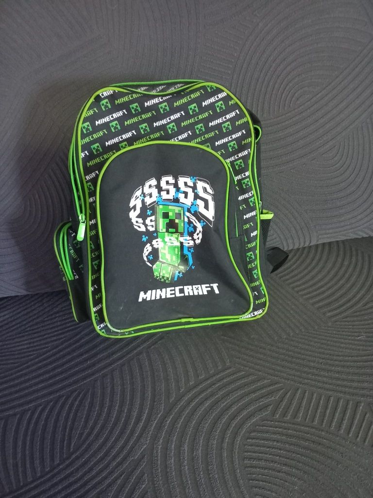 Mochila  escolar  com marcas de uso