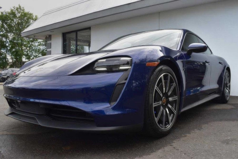 Porsche Taycan      2023