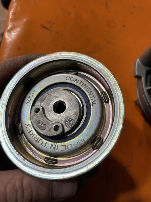 Продам помпу і натяжний ролік W golf 4. 1.6 16v бензин