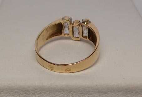 Złoty pierścionek trzy prostokątne cyrkonie R.13