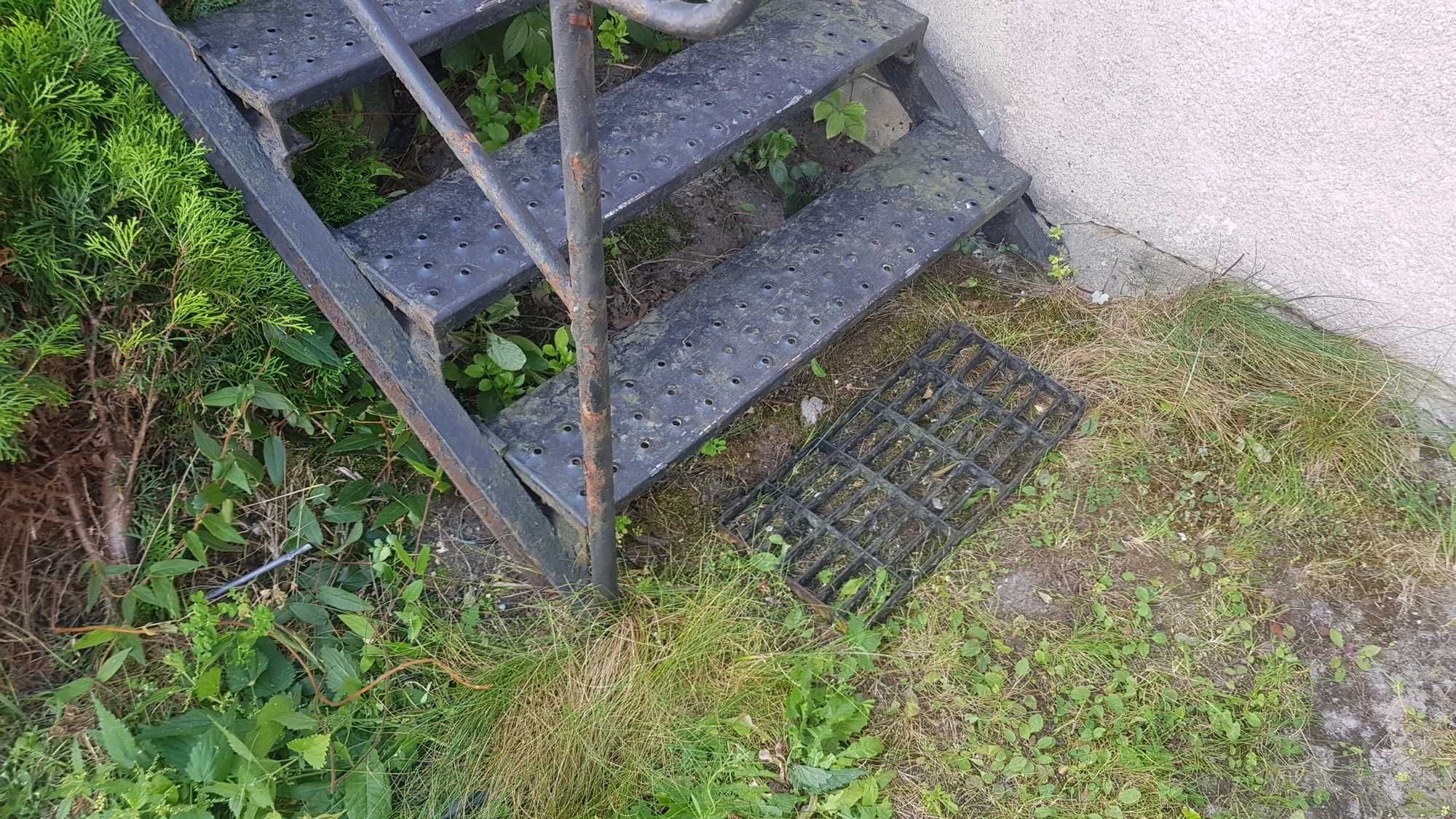 Schody metalowe stalowe solidne z poręczą