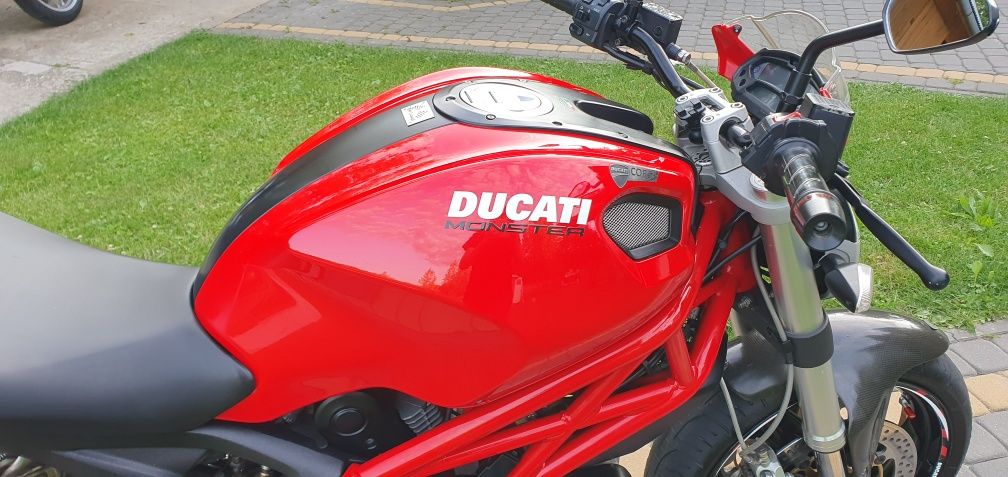 Ducati monster 696