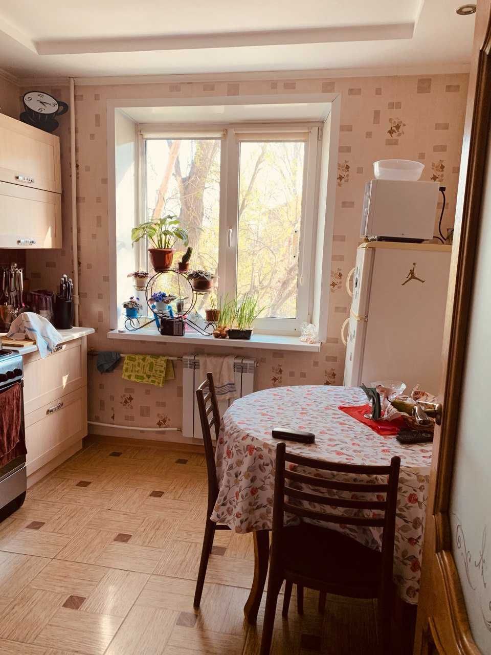 Продам двухкомнатную л/берег 2 этаж, бульвар Строителей