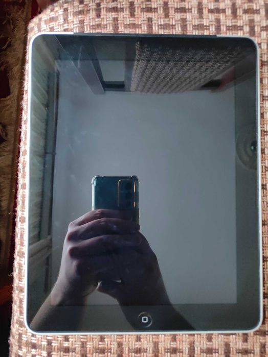 Apple iPad A1337 32GB (1st Gen); iPhone 7; 6s Plus; 6