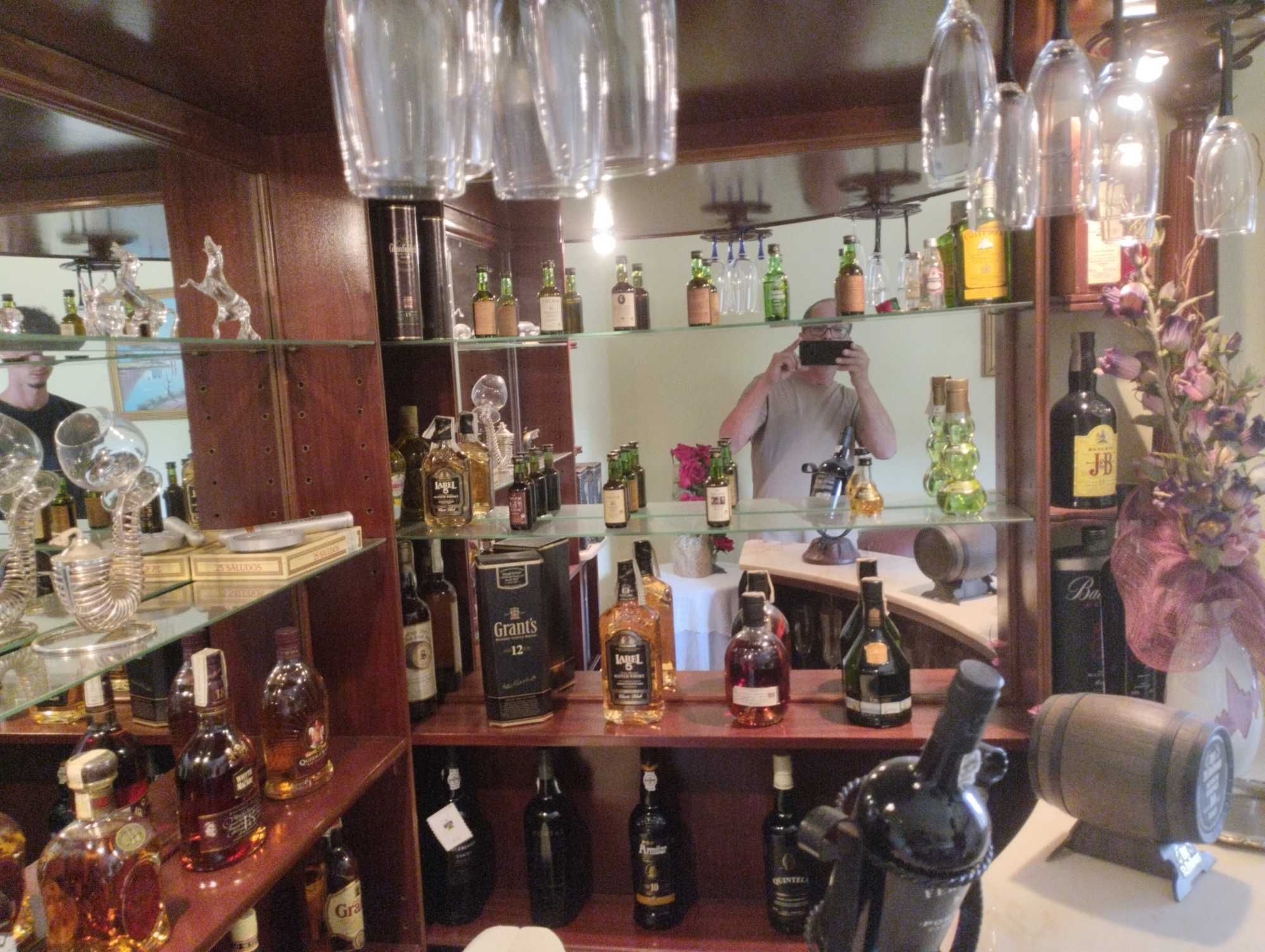Sofá em pele,bar em madeira e mesa de centro