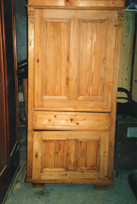 Stary wiejski kredens z drewna świerkowego