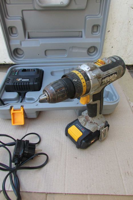 Аккумуляторний шуруповерт TITAN TTI884COM 18v (з Англії)