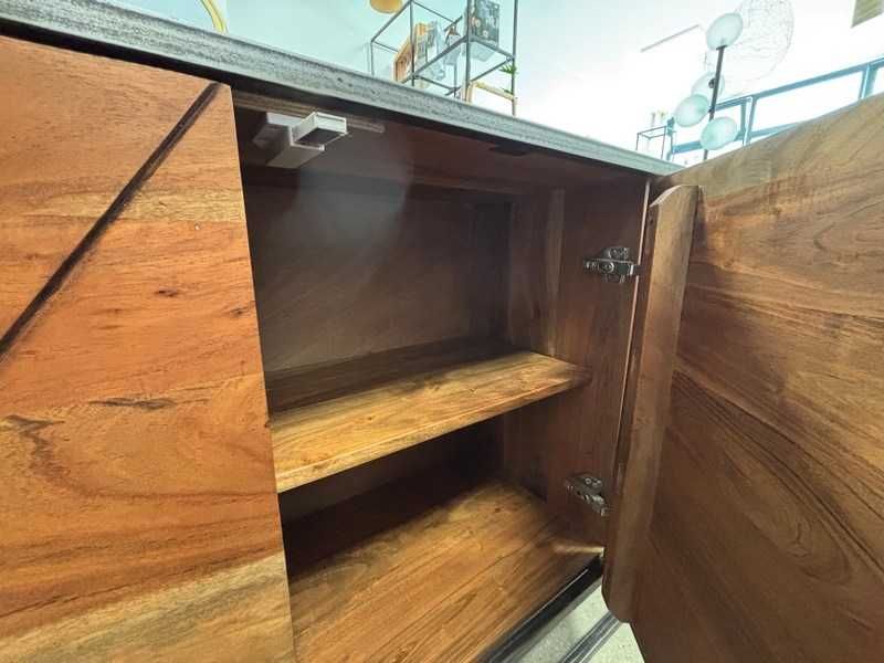 Komoda Egon 3-drzwiowa z drewna akacjowego i metalu 145x40x76 Bizzotto