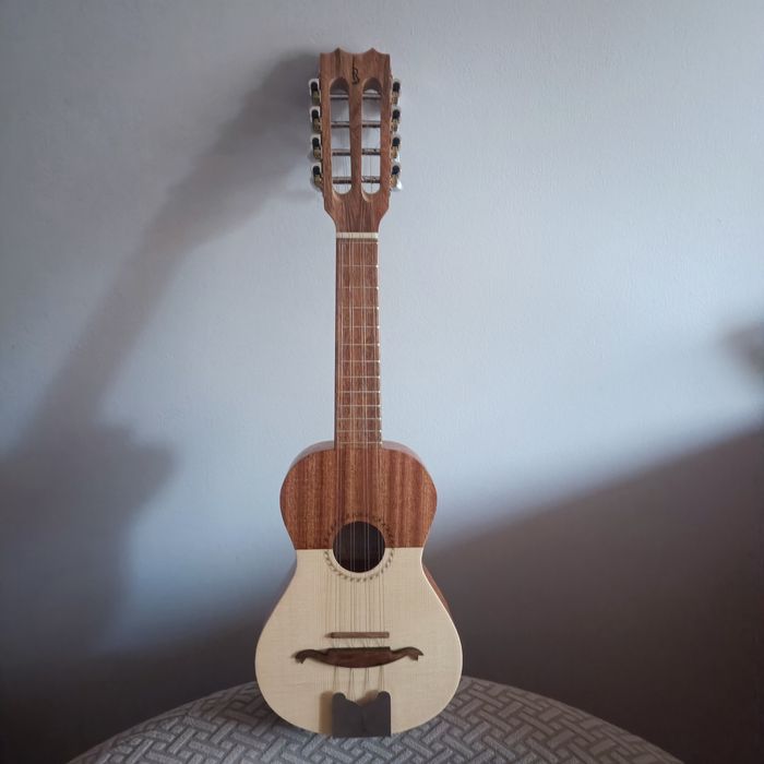 Cavaquinho com oito cordas completamente novo
