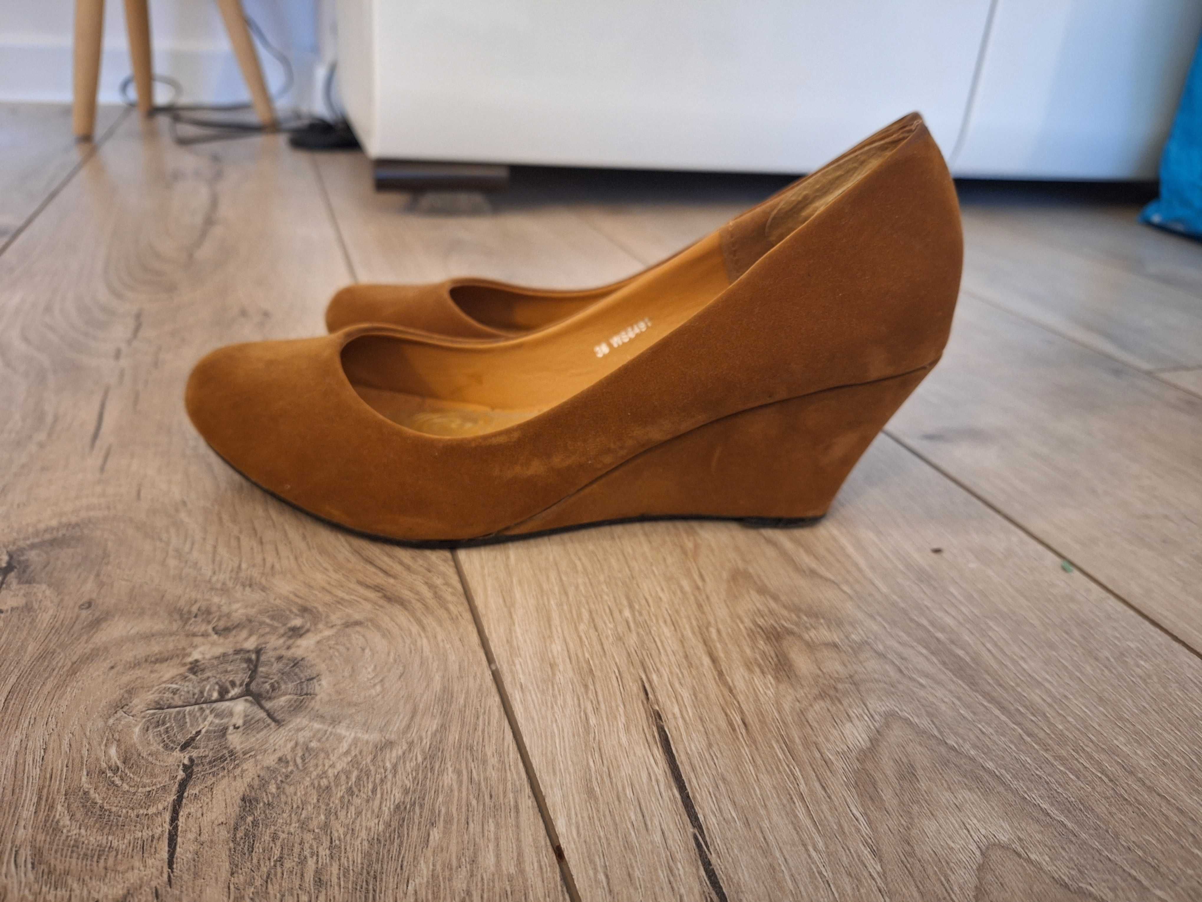 Buty damskie na obcasie 38