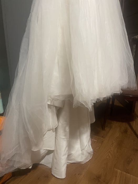 Весільня сукня зі шлейфом