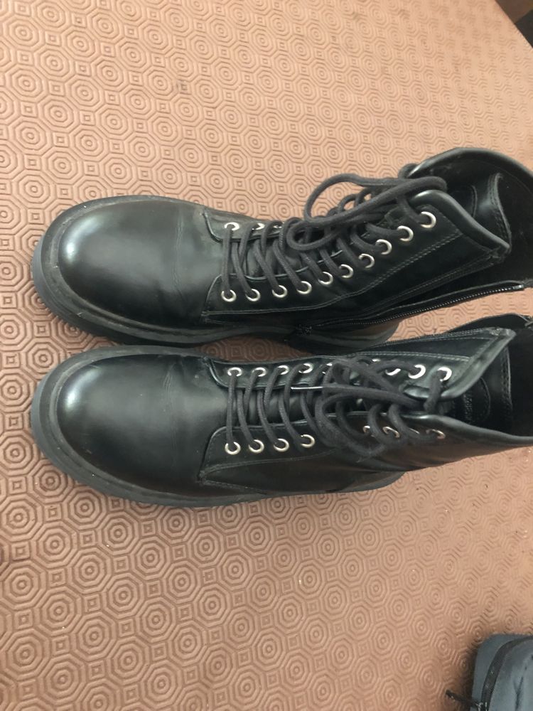 botas pretas de pele