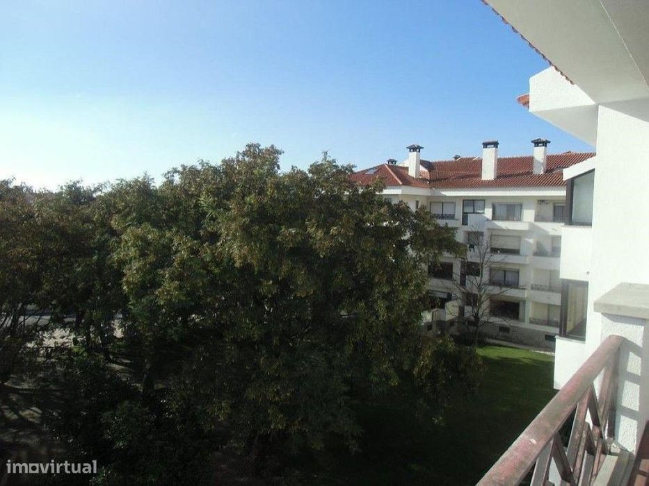 Apartamento T4+1 sem móveis nos Lombos Sul em Carcavelos.