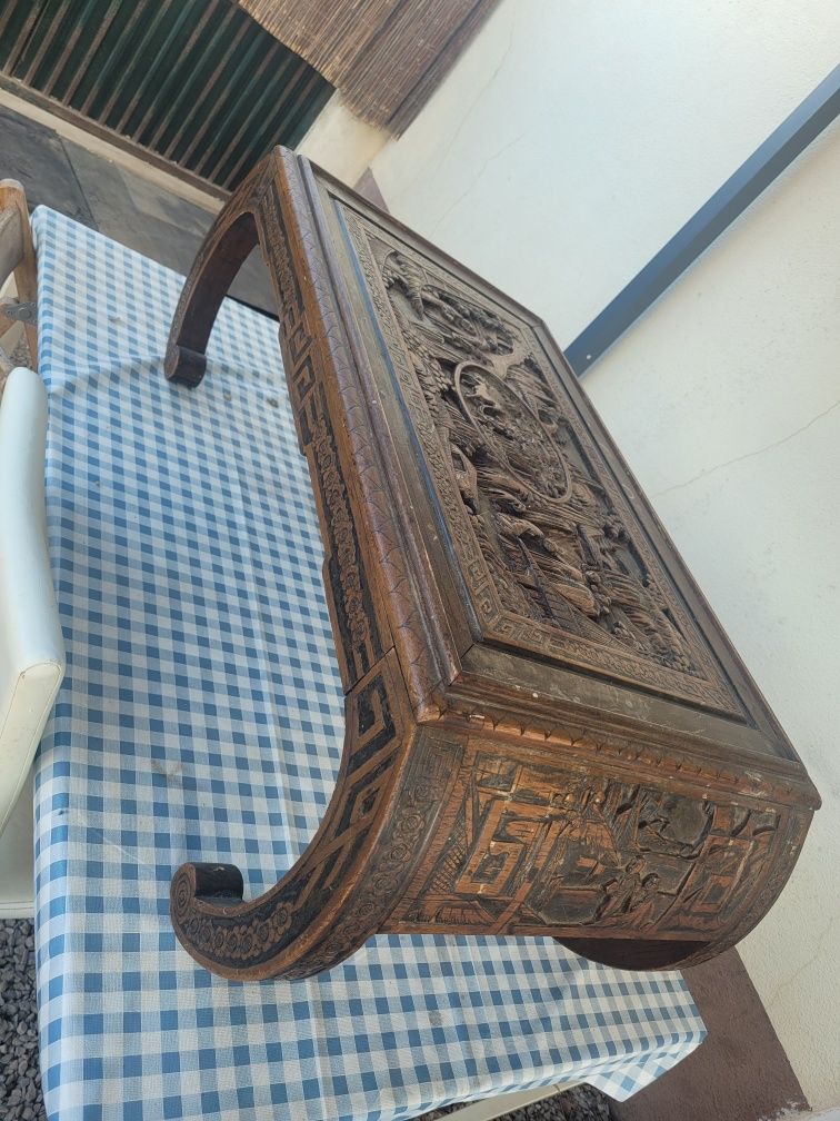 Mesa de Centro Oriental Antiga em Madeira Entalhada à Mão