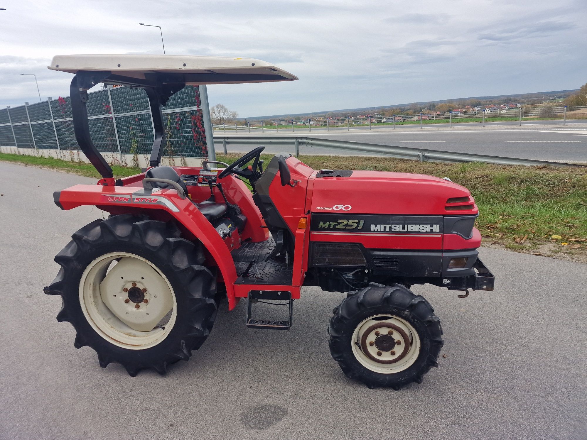 Traktor  traktorek japoński Mitsubishi MT 251