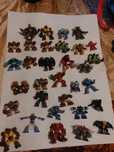 Figuras gormiti e cartas