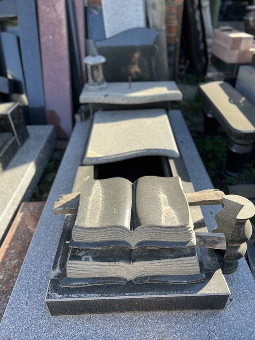 Памʼятники, площадки