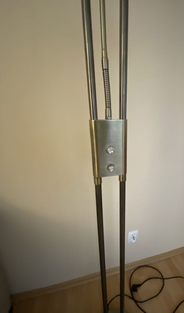 Lampa stojąca do czytania oswietlenia pokoju